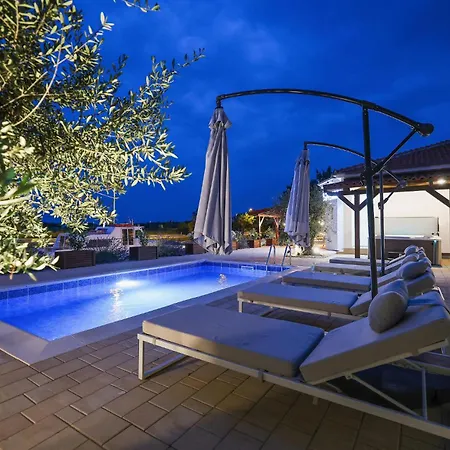 4 Bedroom Cozy In Vakantiehuis Nin