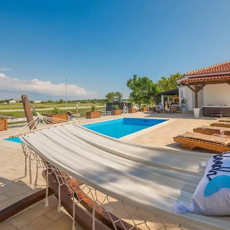 4 Bedroom Cozy In Nin