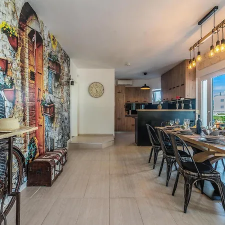 4 Bedroom Cozy In Vakantiehuis Nin