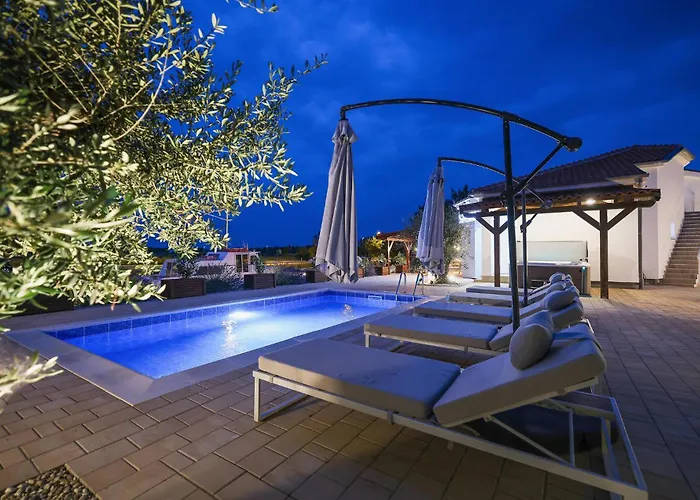 4 Bedroom Cozy In Nyaraló Nin