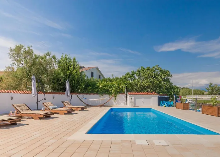 4 Bedroom Cozy In בית נופש נין