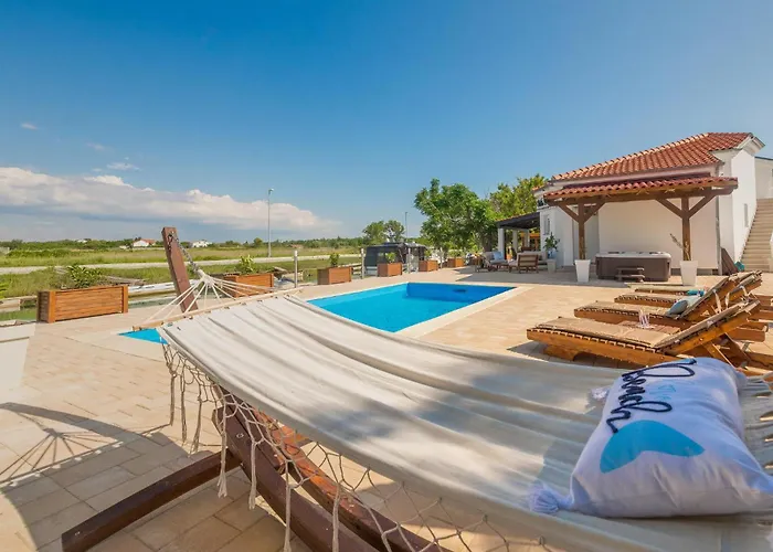 4 Bedroom Cozy In נין