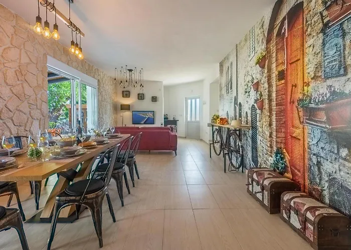 4 Bedroom Cozy In * נין
