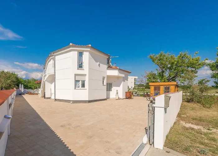 4 Bedroom Cozy In נין